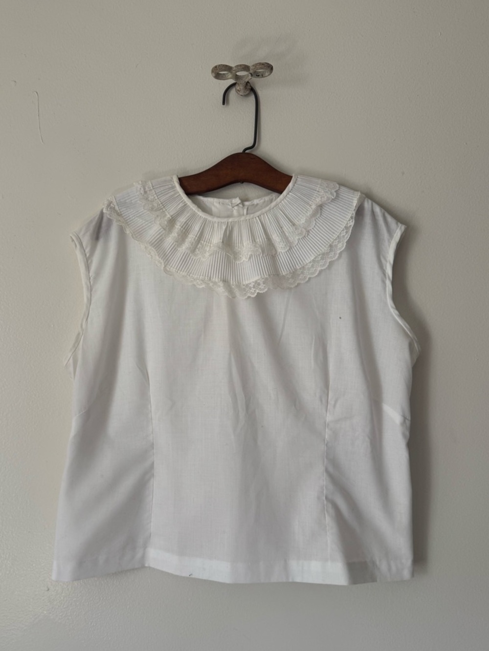 Vintage White Cotton Pleated Ruff Collar Blouse With Lace Trim And Button Back.